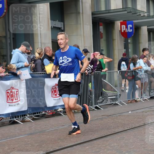 13.09.2026 - 21. swb-Marathon Bremen Strokosch-Dieckow http://msf.ph/oto/10286364 13.09.2026 10:40:50 Ziel 11077, 11201, 12209, 10520, 10575, 11903, 12477, 13563, 13566 meine-sportfotos.de