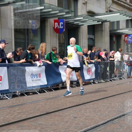 13.09.2026 - 21. swb-Marathon Bremen Strokosch-Dieckow http://msf.ph/oto/10286618 13.09.2026 10:41:29 Ziel 10341, 10972, 11426, 11527, 12246, 12455, 12468, 13586, 13600, 11077, 11628, 11944, 12442, 13520, 13600 meine-sportfotos.de