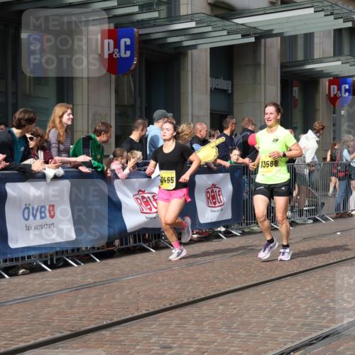 13.09.2026 - 21. swb-Marathon Bremen Strokosch-Dieckow http://msf.ph/oto/10286719 13.09.2026 10:41:36 Ziel 10341, 10972, 11426, 11527, 12246, 12426, 12468, 13586, 13621, 11628, 11944, 12442, 12455, 13520, 13586, 13600 meine-sportfotos.de