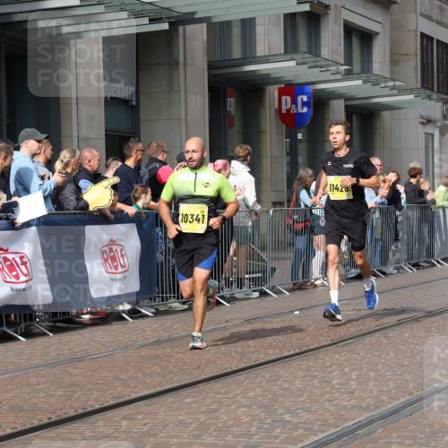 13.09.2026 - 21. swb-Marathon Bremen Strokosch-Dieckow http://msf.ph/oto/10286765 13.09.2026 10:41:37 Ziel 10341, 10972, 11426, 11527, 12246, 12426, 12468, 13621, 11426, 11628, 11944, 12246, 12442, 12455, 13520, 13586, 13600 meine-sportfotos.de