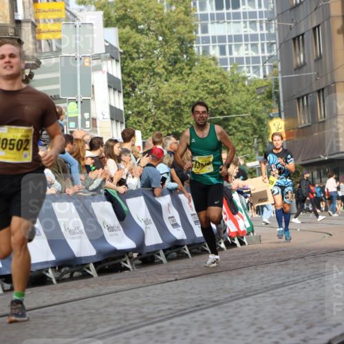 13.09.2026 - 21. swb-Marathon Bremen Strokosch-Dieckow http://msf.ph/oto/10286996 13.09.2026 10:37:30 Ziel 10961, 11654, 13568 meine-sportfotos.de