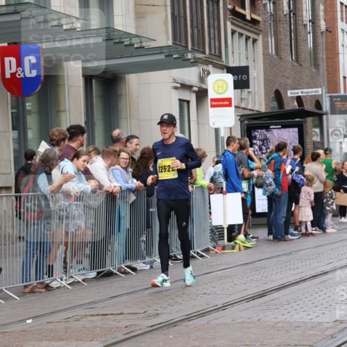 13.09.2026 - 21. swb-Marathon Bremen Strokosch-Dieckow http://msf.ph/oto/10287125 13.09.2026 10:42:14 Ziel 10312, 10358, 10632, 10775, 11375, 11630, 11779, 12281, 12395, 12525, 11895, 12426, 12468, 13585, 13621 meine-sportfotos.de