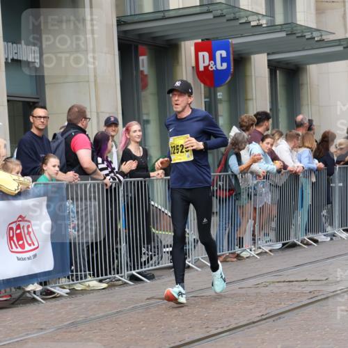 13.09.2026 - 21. swb-Marathon Bremen Strokosch-Dieckow http://msf.ph/oto/10287141 13.09.2026 10:42:16 Ziel 10312, 10358, 10632, 10775, 10816, 11375, 11630, 11779, 12281, 12395, 12525, 11630, 11895, 12426, 12468, 13585, 13621 meine-sportfotos.de