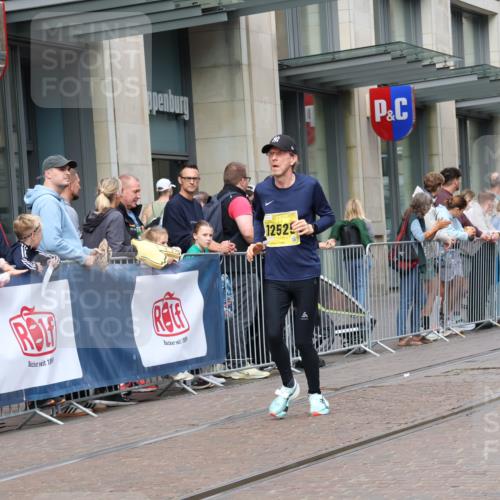 13.09.2026 - 21. swb-Marathon Bremen Strokosch-Dieckow http://msf.ph/oto/10287150 13.09.2026 10:42:16 Ziel 10312, 10358, 10632, 10775, 10816, 11375, 11630, 11779, 12281, 12395, 12525, 11630, 11895, 12426, 12468, 13585, 13621 meine-sportfotos.de