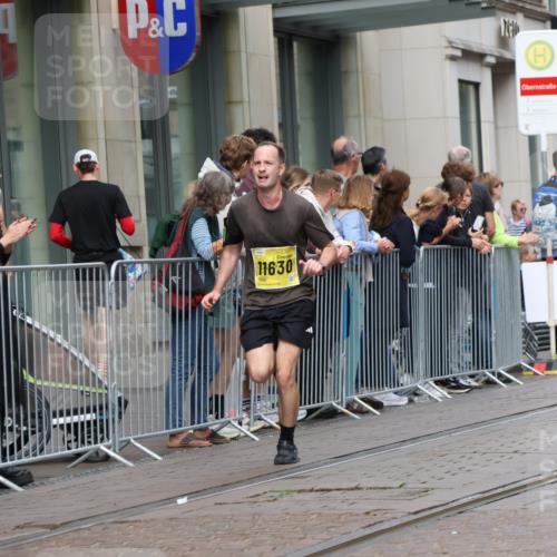 13.09.2026 - 21. swb-Marathon Bremen Strokosch-Dieckow http://msf.ph/oto/10287185 13.09.2026 10:42:20 Ziel 10235, 10312, 10358, 10632, 10775, 10816, 11375, 11779, 12281, 12395, 11630, 11895, 12395, 12426, 12525, 13585, 13621 meine-sportfotos.de