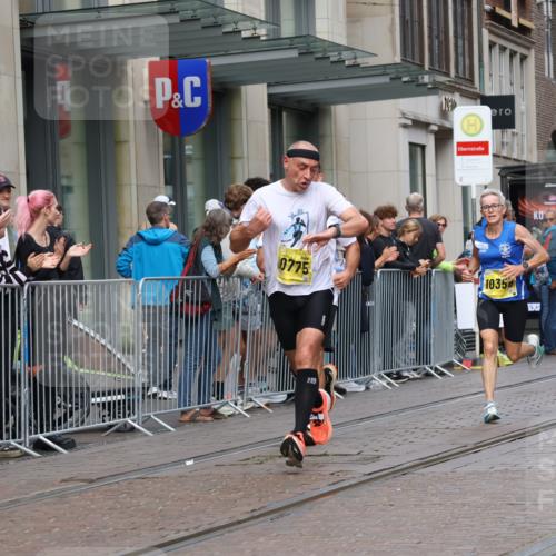 13.09.2026 - 21. swb-Marathon Bremen Strokosch-Dieckow http://msf.ph/oto/10287240 13.09.2026 10:42:23 Ziel 10235, 10312, 10358, 10632, 10775, 10816, 11779, 12281, 10358, 10775, 11375, 11630, 11895, 12395, 12426, 12525, 13585 meine-sportfotos.de