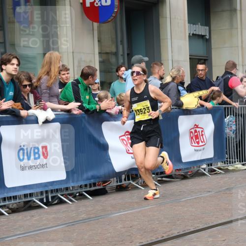 13.09.2026 - 21. swb-Marathon Bremen Strokosch-Dieckow http://msf.ph/oto/10287711 13.09.2026 10:43:06 Ziel 10328, 10346, 10456, 10618, 10742, 11468, 11607, 11632, 11826, 12406, 12469, 10235, 10336, 10988, 11042, 11143, 11265, 11442, 11632, 12053, 13523, 13580 meine-sportfotos.de