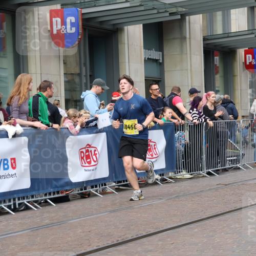 13.09.2026 - 21. swb-Marathon Bremen Strokosch-Dieckow http://msf.ph/oto/10287781 13.09.2026 10:43:17 Ziel 10328, 10346, 10618, 10742, 11468, 11607, 11826, 12250, 12253, 12406, 13509, 10336, 10456, 11042, 11143, 11265, 11442, 11632, 12053, 12469, 13523 meine-sportfotos.de