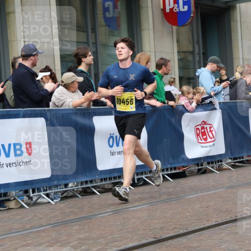 13.09.2026 - 21. swb-Marathon Bremen Strokosch-Dieckow http://msf.ph/oto/10287790 13.09.2026 10:43:18 Ziel 10328, 10346, 10618, 10742, 11468, 11607, 11826, 12250, 12253, 12406, 13509, 10336, 10456, 11042, 11143, 11265, 11442, 11632, 12053, 12406, 12469, 13523 meine-sportfotos.de