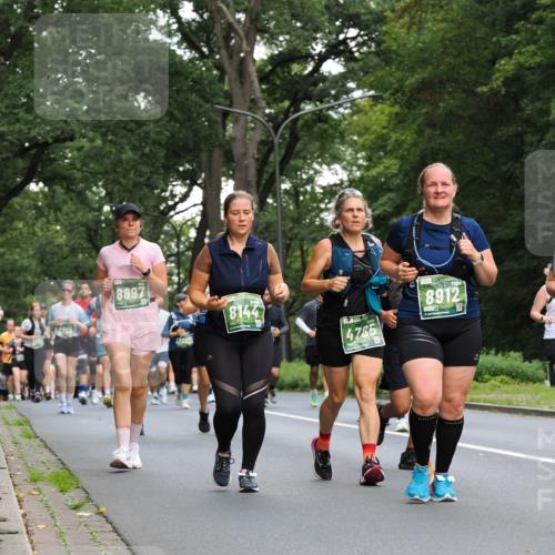 13.09.2026 - 21. swb-Marathon Bremen TobiasT http://msf.ph/oto/10288037 13.09.2026 12:23:56 Laufen 8897, 8144, 4785, 8912 meine-sportfotos.de