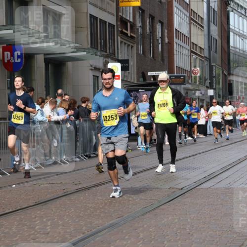 13.09.2026 - 21. swb-Marathon Bremen Strokosch-Dieckow http://msf.ph/oto/10288113 13.09.2026 10:43:43 Ziel 10337, 10342, 11019, 11108, 11208, 11312, 11447, 11614, 11644, 11758, 11930, 11948, 12436, 12559, 13538, 10328, 10346, 10618, 10742, 11468, 11607, 11826, 12250, 12253, 12406, 13509 meine-sportfotos.de
