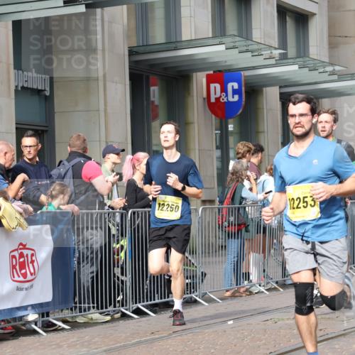 13.09.2026 - 21. swb-Marathon Bremen Strokosch-Dieckow http://msf.ph/oto/10288121 13.09.2026 10:43:44 Ziel 10337, 10342, 11019, 11108, 11208, 11312, 11447, 11614, 11644, 11758, 11930, 11948, 12436, 12559, 13538, 10328, 10346, 10618, 10742, 11468, 11607, 11826, 11948, 12250, 12253, 13509 meine-sportfotos.de