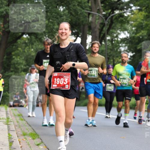 13.09.2026 - 21. swb-Marathon Bremen TobiasT http://msf.ph/oto/10289138 13.09.2026 12:27:19 Laufen 68, 1903, 0160, 21, 7233, 7852, 7702 meine-sportfotos.de