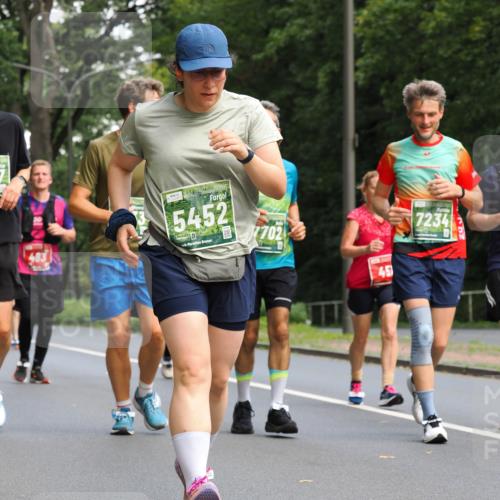 13.09.2026 - 21. swb-Marathon Bremen TobiasT http://msf.ph/oto/10289165 13.09.2026 12:27:23 Laufen 483, 5452, 26, 702, 45, 7234 meine-sportfotos.de