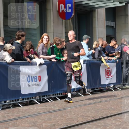 13.09.2026 - 21. swb-Marathon Bremen Strokosch-Dieckow http://msf.ph/oto/10289168 13.09.2026 10:44:44 Ziel 10096, 10143, 10214, 10266, 10628, 10735, 10866, 11020, 11396, 12302, 13591, 10454, 10806, 10861, 11438, 11615, 11692, 11704, 12425, 12473 meine-sportfotos.de