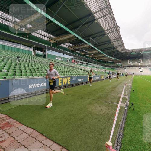 13.09.2026 - 21. swb-Marathon Bremen Michael Burmester http://msf.ph/oto/10290681 13.09.2026 10:19:34 Laufen im Stadion 10366, 10475, 10994, 11197, 11418, 11481, 11512, 11652, 12358, 12413, 13505, 13530, 13533, 13534, 13536, 13540, 13541, 13543, 13550, 13554, 13560, 13564, 13571, 13573, 13581, 13582, 13599, 13601, 13602, 13605, 13610, 13618, 13622, 13632, 13633, 13638, 13639, 13643, 10597, 12272, 13501, 13515, 13517, 13525, 13542, 13547, 13567, 13623, 13627, 13635 meine-sportfotos.de