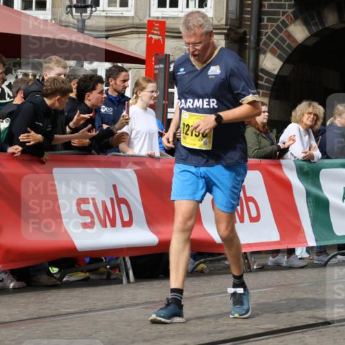 13.09.2026 - 21. swb-Marathon Bremen Strokosch-Dieckow http://msf.ph/oto/10291792 13.09.2026 11:16:44 Ziel 10242, 11026, 11181, 11200, 11264, 11274, 11385, 11448, 11573, 12057, 12102, 12539, 10679, 11456, 11867, 12089 meine-sportfotos.de