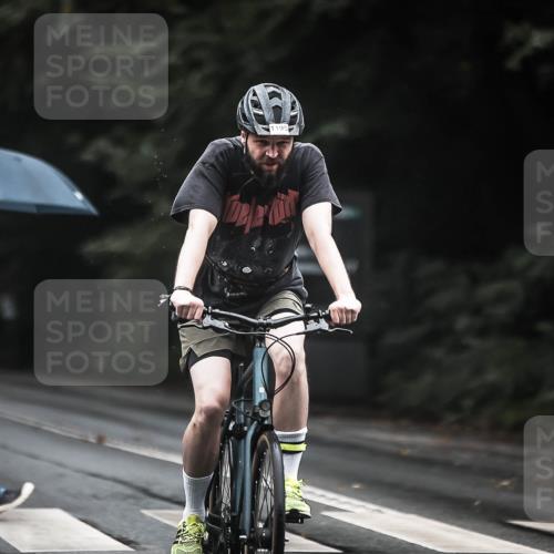 13.09.2026 - Stadtparktriathlon H.Heesch http://msf.ph/oto/10291861 13.09.2026 12:43:18 Radfahren 1077, 1195, 1229, 1301 meine-sportfotos.de