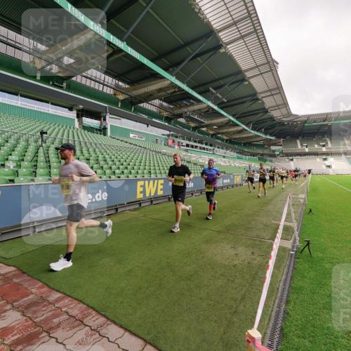 13.09.2026 - 21. swb-Marathon Bremen Michael Burmester http://msf.ph/oto/10292508 13.09.2026 10:28:50 Laufen im Stadion 10162, 10170, 10183, 10189, 10200, 10218, 10223, 10253, 10267, 10270, 10293, 10294, 10316, 10329, 10334, 10348, 10381, 10393, 10421, 10426, 10508, 10525, 10537, 10538, 10544, 10594, 10655, 10709, 10739, 10763, 10770, 10814, 10825, 10835, 10840, 10846, 10860, 10876, 10910, 10917, 10923, 10966, 10993, 11005, 11007, 11018, 11035, 11058, 11076, 11087, 11092, 11109, 11111, 11148, 11170 meine-sportfotos.de