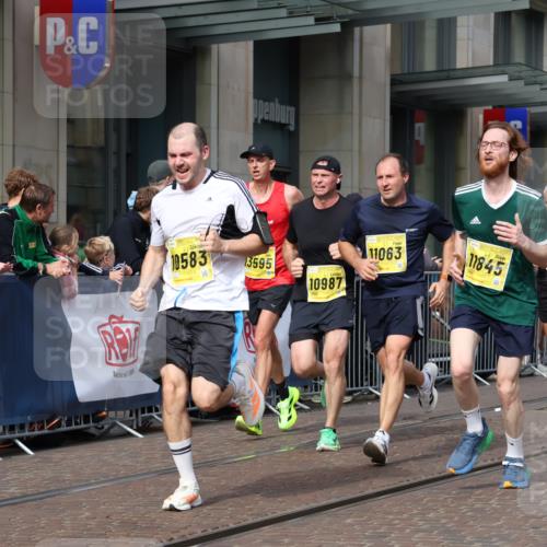 13.09.2026 - 21. swb-Marathon Bremen Strokosch-Dieckow http://msf.ph/oto/10292608 13.09.2026 10:45:39 Ziel 10436, 10447, 10987, 10992, 11015, 11279, 11762, 11956, 12033, 12069, 12556, 12557, 13529, 13595, 13612, 10318, 10352, 10398, 10464, 10536, 10541, 10583, 10987, 11063, 11088, 11209, 11232, 11478, 11559, 11749, 11835, 11845, 12054, 12087, 12290, 12355, 12475, 12534, 13532, 13628 meine-sportfotos.de