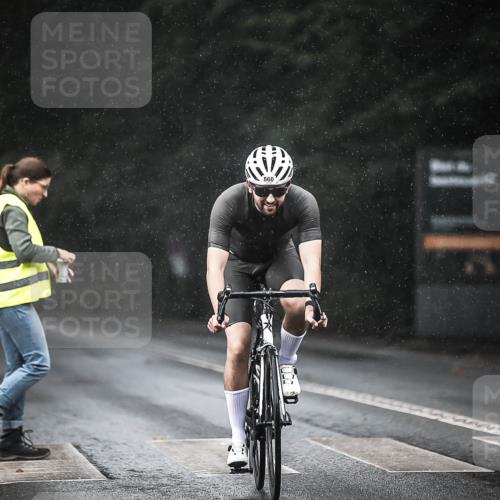 13.09.2026 - Stadtparktriathlon H.Heesch http://msf.ph/oto/10293062 13.09.2026 11:38:42 Radfahren 860, 907, 939 meine-sportfotos.de