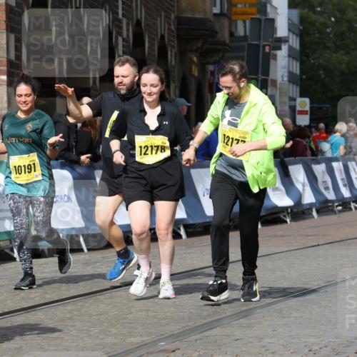 13.09.2026 - 21. swb-Marathon Bremen Strokosch-Dieckow http://msf.ph/oto/10293363 13.09.2026 11:18:21 Ziel 10137, 10713, 11482, 11808, 11829, 11943, 12023, 12321, 12373, 10176, 10194, 10535, 10600, 10895, 10899, 12371, 12561 meine-sportfotos.de