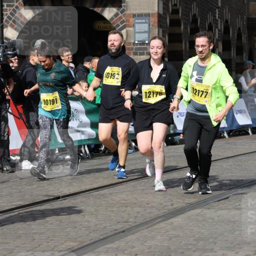 13.09.2026 - 21. swb-Marathon Bremen Strokosch-Dieckow http://msf.ph/oto/10293431 13.09.2026 11:18:23 Ziel 10137, 10459, 10513, 10713, 11482, 11808, 11829, 11943, 12023, 12373, 10176, 10194, 10535, 10600, 10895, 10899, 10997, 12371, 12561 meine-sportfotos.de