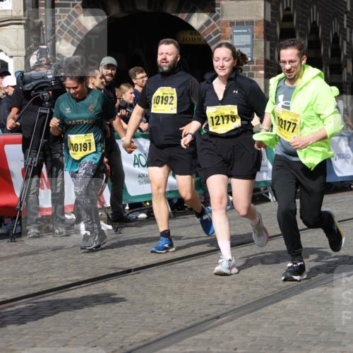 13.09.2026 - 21. swb-Marathon Bremen Strokosch-Dieckow http://msf.ph/oto/10293513 13.09.2026 11:18:23 Ziel 10137, 10459, 10513, 10713, 11482, 11808, 11829, 11943, 12023, 12373, 10176, 10194, 10535, 10600, 10895, 10899, 10997, 12371, 12561 meine-sportfotos.de