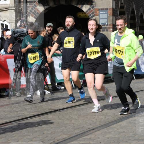 13.09.2026 - 21. swb-Marathon Bremen Strokosch-Dieckow http://msf.ph/oto/10293529 13.09.2026 11:18:23 Ziel 10137, 10459, 10513, 10713, 11482, 11808, 11829, 11943, 12023, 12373, 10176, 10194, 10535, 10600, 10895, 10899, 10997, 12371, 12561 meine-sportfotos.de