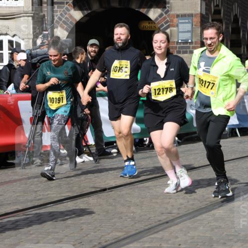 13.09.2026 - 21. swb-Marathon Bremen Strokosch-Dieckow http://msf.ph/oto/10293548 13.09.2026 11:18:23 Ziel 10137, 10459, 10513, 10713, 11482, 11808, 11829, 11943, 12023, 12373, 10176, 10194, 10535, 10600, 10895, 10899, 10997, 12371, 12561 meine-sportfotos.de