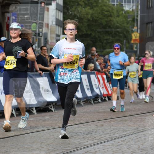 13.09.2026 - 21. swb-Marathon Bremen Strokosch-Dieckow http://msf.ph/oto/10293746 13.09.2026 11:18:29 Ziel 10191, 10192, 10459, 10513, 10713, 11482, 11808, 11829, 11943, 12177, 12178, 10194, 10600, 10899, 10997, 12371, 12422, 12561 meine-sportfotos.de