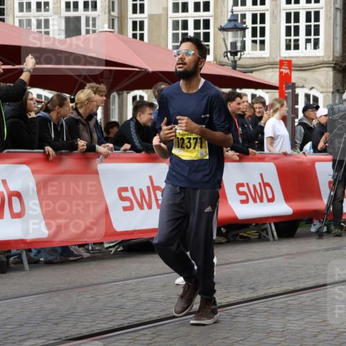 13.09.2026 - 21. swb-Marathon Bremen Strokosch-Dieckow http://msf.ph/oto/10293868 13.09.2026 11:18:47 Ziel 10176, 10194, 10535, 10600, 10651, 10895, 10899, 12371, 12561, 10005, 10202, 10344, 10524, 11629, 11794, 12090 meine-sportfotos.de