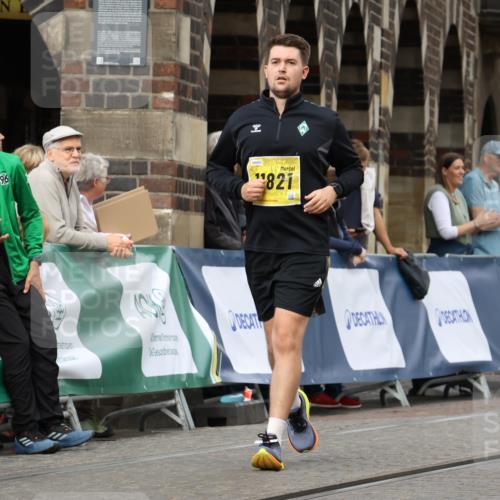 13.09.2026 - 21. swb-Marathon Bremen Strokosch-Dieckow http://msf.ph/oto/10294824 13.09.2026 11:21:35 Ziel 11262, 11780, 11104 meine-sportfotos.de