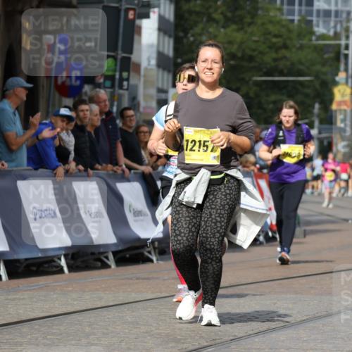 13.09.2026 - 21. swb-Marathon Bremen Strokosch-Dieckow http://msf.ph/oto/10294904 13.09.2026 11:22:05 Ziel 11104, 11639, 11698 meine-sportfotos.de