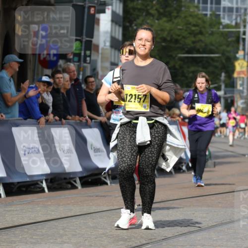 13.09.2026 - 21. swb-Marathon Bremen Strokosch-Dieckow http://msf.ph/oto/10294911 13.09.2026 11:22:05 Ziel 11104, 11639, 11698 meine-sportfotos.de