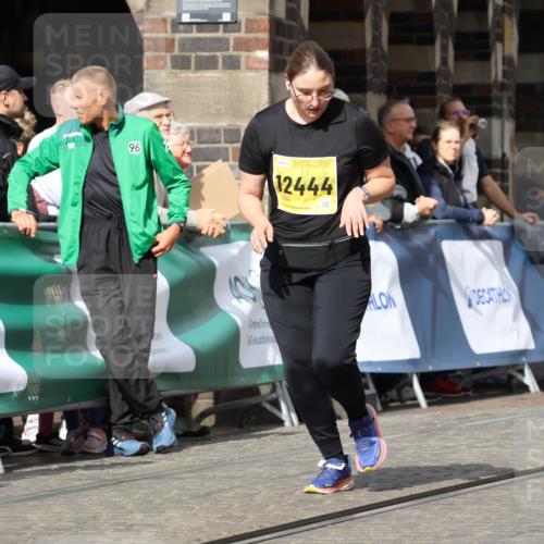 13.09.2026 - 21. swb-Marathon Bremen Strokosch-Dieckow http://msf.ph/oto/10295023 13.09.2026 11:22:30 Ziel 11698, 12157, 11574 meine-sportfotos.de