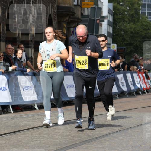 13.09.2026 - 21. swb-Marathon Bremen Strokosch-Dieckow http://msf.ph/oto/10295037 13.09.2026 11:22:32 Ziel 11698, 12157, 11574 meine-sportfotos.de