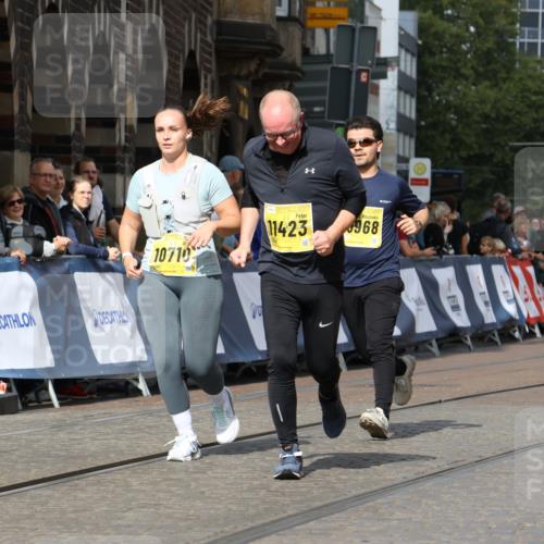 13.09.2026 - 21. swb-Marathon Bremen Strokosch-Dieckow http://msf.ph/oto/10295050 13.09.2026 11:22:32 Ziel 11698, 12157, 11574 meine-sportfotos.de