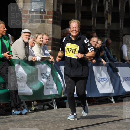 13.09.2026 - 21. swb-Marathon Bremen Strokosch-Dieckow http://msf.ph/oto/10295530 13.09.2026 11:24:22 Ziel 10292, 10413, 10970 meine-sportfotos.de