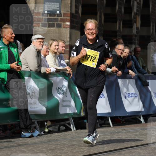 13.09.2026 - 21. swb-Marathon Bremen Strokosch-Dieckow http://msf.ph/oto/10295552 13.09.2026 11:24:22 Ziel 10292, 10413, 10970 meine-sportfotos.de