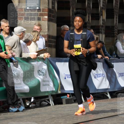 13.09.2026 - 21. swb-Marathon Bremen Strokosch-Dieckow http://msf.ph/oto/10295559 13.09.2026 11:25:24 Ziel 10732, 12471 meine-sportfotos.de
