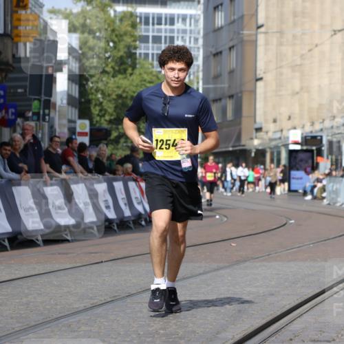 13.09.2026 - 21. swb-Marathon Bremen Strokosch-Dieckow http://msf.ph/oto/10295644 13.09.2026 11:26:19 Ziel 11538 meine-sportfotos.de