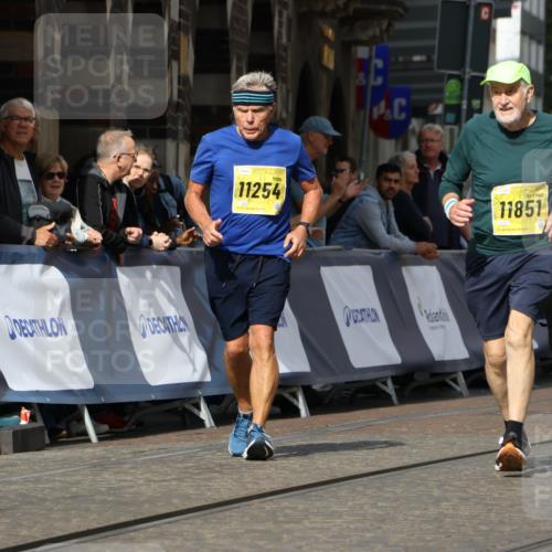 13.09.2026 - 21. swb-Marathon Bremen Strokosch-Dieckow http://msf.ph/oto/10295872 13.09.2026 11:26:59 Ziel 10573, 10667, 11538 meine-sportfotos.de