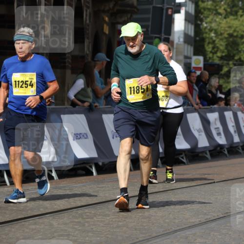 13.09.2026 - 21. swb-Marathon Bremen Strokosch-Dieckow http://msf.ph/oto/10295896 13.09.2026 11:27:00 Ziel 10573, 10667, 11538 meine-sportfotos.de