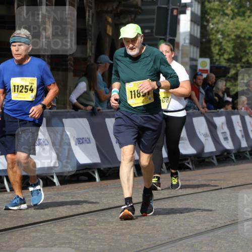 13.09.2026 - 21. swb-Marathon Bremen Strokosch-Dieckow http://msf.ph/oto/10295902 13.09.2026 11:27:00 Ziel 10573, 10667, 11538 meine-sportfotos.de