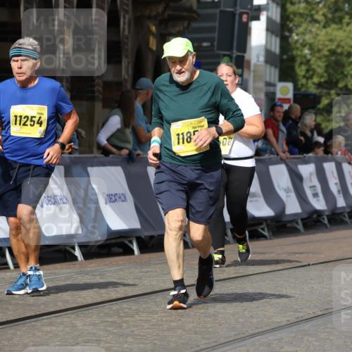 13.09.2026 - 21. swb-Marathon Bremen Strokosch-Dieckow http://msf.ph/oto/10295911 13.09.2026 11:27:01 Ziel 10573, 10667, 11538 meine-sportfotos.de
