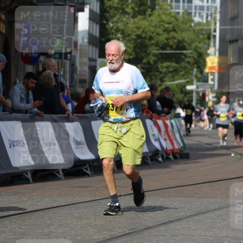 13.09.2026 - 21. swb-Marathon Bremen Strokosch-Dieckow http://msf.ph/oto/10295945 13.09.2026 11:27:03 Ziel 10573, 10667, 11538 meine-sportfotos.de