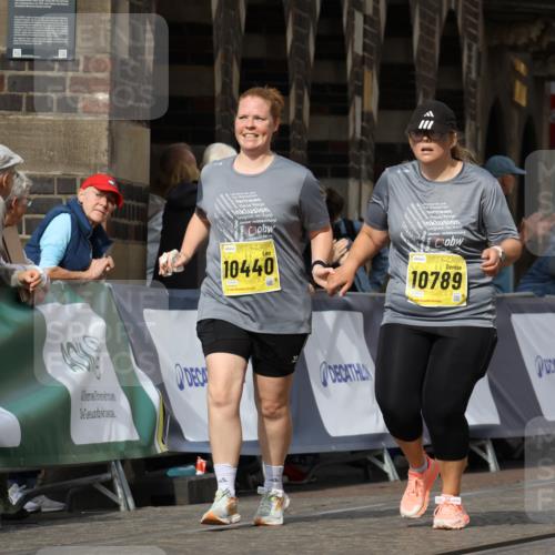 13.09.2026 - 21. swb-Marathon Bremen Strokosch-Dieckow http://msf.ph/oto/10296002 13.09.2026 11:27:29 Ziel 12377, 12408 meine-sportfotos.de