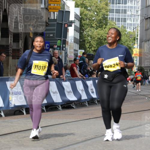 13.09.2026 - 21. swb-Marathon Bremen Strokosch-Dieckow http://msf.ph/oto/10296177 13.09.2026 11:28:32 Ziel 11161 meine-sportfotos.de