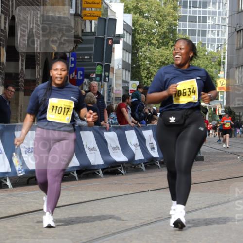 13.09.2026 - 21. swb-Marathon Bremen Strokosch-Dieckow http://msf.ph/oto/10296190 13.09.2026 11:28:33 Ziel 11161 meine-sportfotos.de